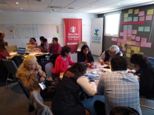 Fotografía de participantes en mesas de trabajo