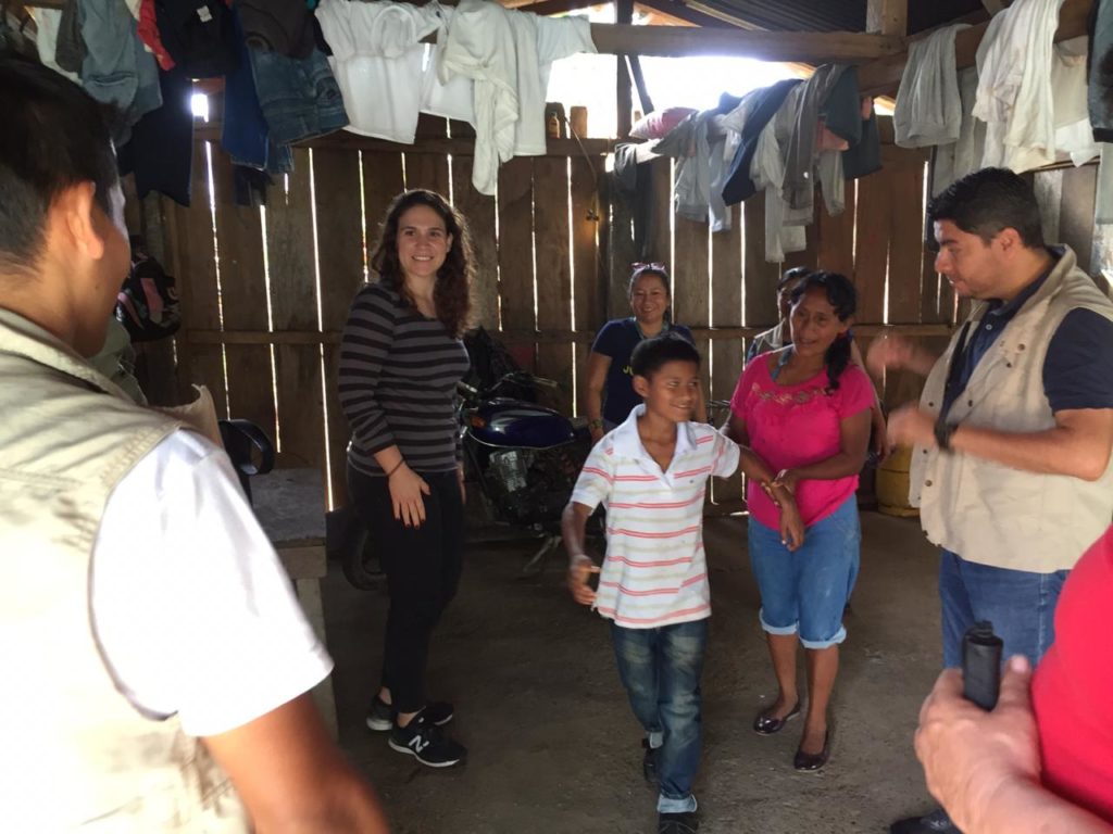 En la Fotografía Lara Dominguez de MRG y miembros de ADA Ecuador, en su visita a una comunidad de Lago Agrio.