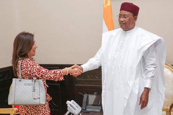 En la fotos se encuentra Ana  Lucia Arellano, Presidenta de IDA y RIADIS, estrechando su mano con Issoufou Mahamadou,  Presidente de Nigeria