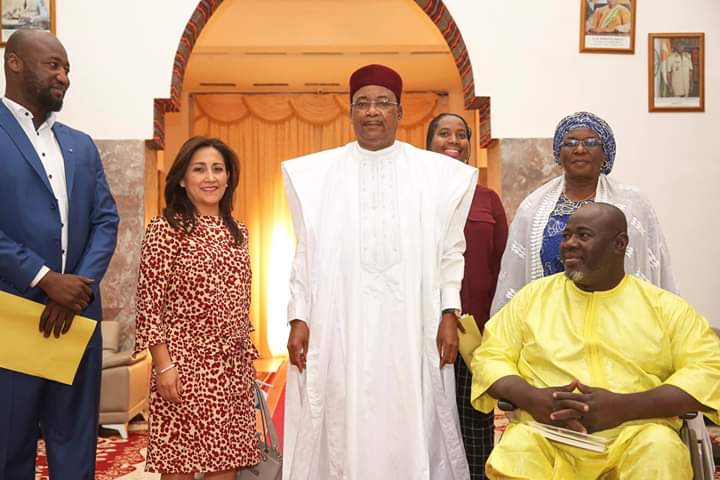 En la fotos se encuentra Ana  Lucia Arellano, Presidenta de IDA y RIADIS, Alzouma Maïga Idriss, Presidente del Foro Africano de la  Discapacidad (ADF), Issoufou Mahamadou,  Presidente de Nigeria y otros miembros de la delegación