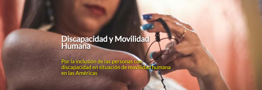 Imagen de una mujer con discapacidad sin parte de su miembro superior derechos, esta tejiendo una manilla o pulsera de hilo. y texto que dice: Discapacidad y Movilidad Humana
Por la inclusión de las personas con discapacidad en situación de movilidad humana en las Américas