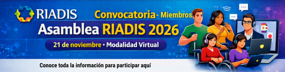 Banner de RIADIS para la Asamblea Virtual 2026, con logotipo de RIADIS, fecha 21 de noviembre. A la derecha se muestra una ilustración de cinco personas participando en una reunión virtual, usando laptops, auriculares y dispositivos móviles, simbolizando la modalidad en línea del evento.