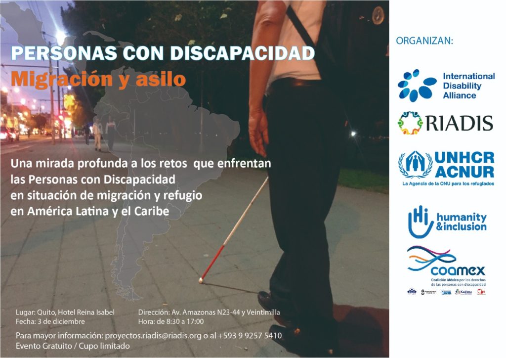 En la fotografía se encuentra una persona con discapacidad visual con una mochila caminando por una calle de Quito.