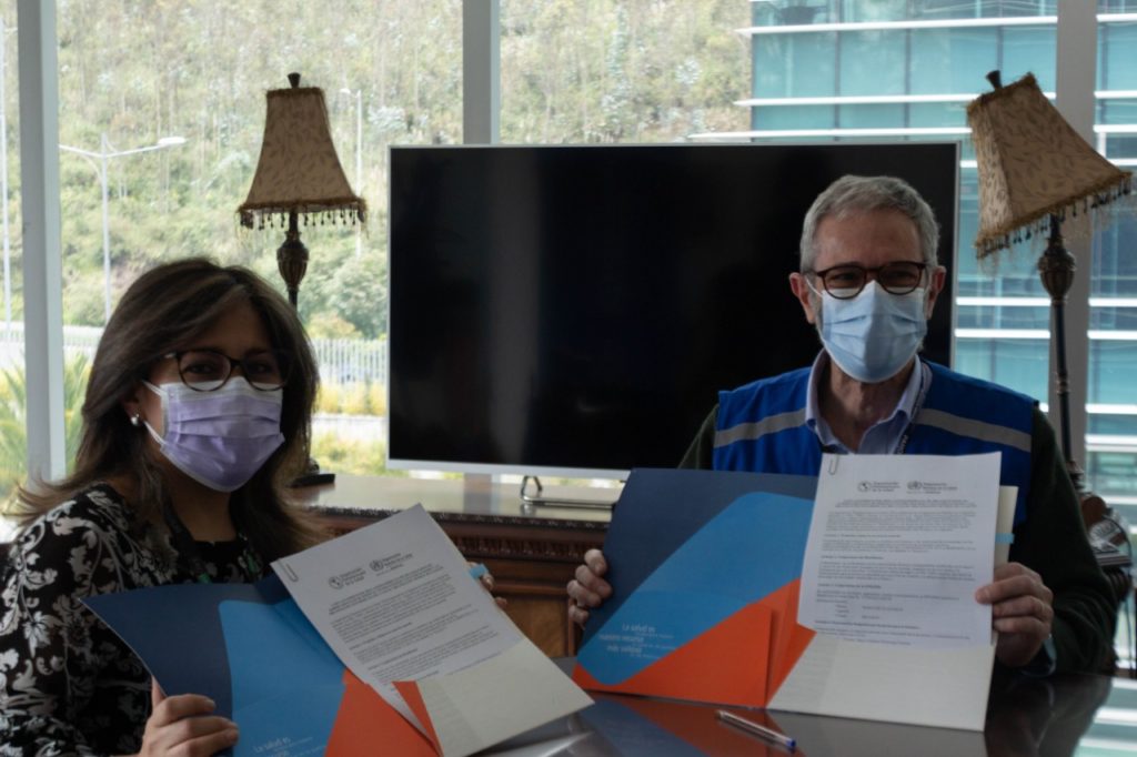 Fotografía de Ana Lucia Arellano, presidenta de la RIADIS y Adrián Díaz, Representante Interino de la OPS en Ecuador, mostrando la cara acuerdo suscrita.