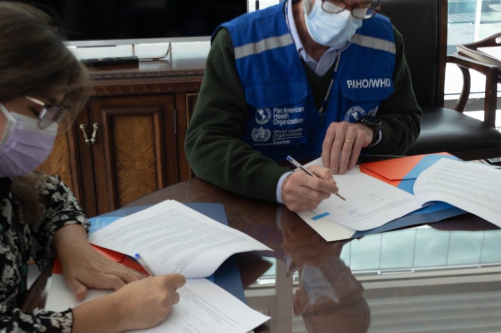 Fotografía de Ana Lucia Arellano, presidenta de la RIADIS y Adrián Díaz, Representante Interino de la OPS en Ecuador, suscribiendo la Carta Acuerdo